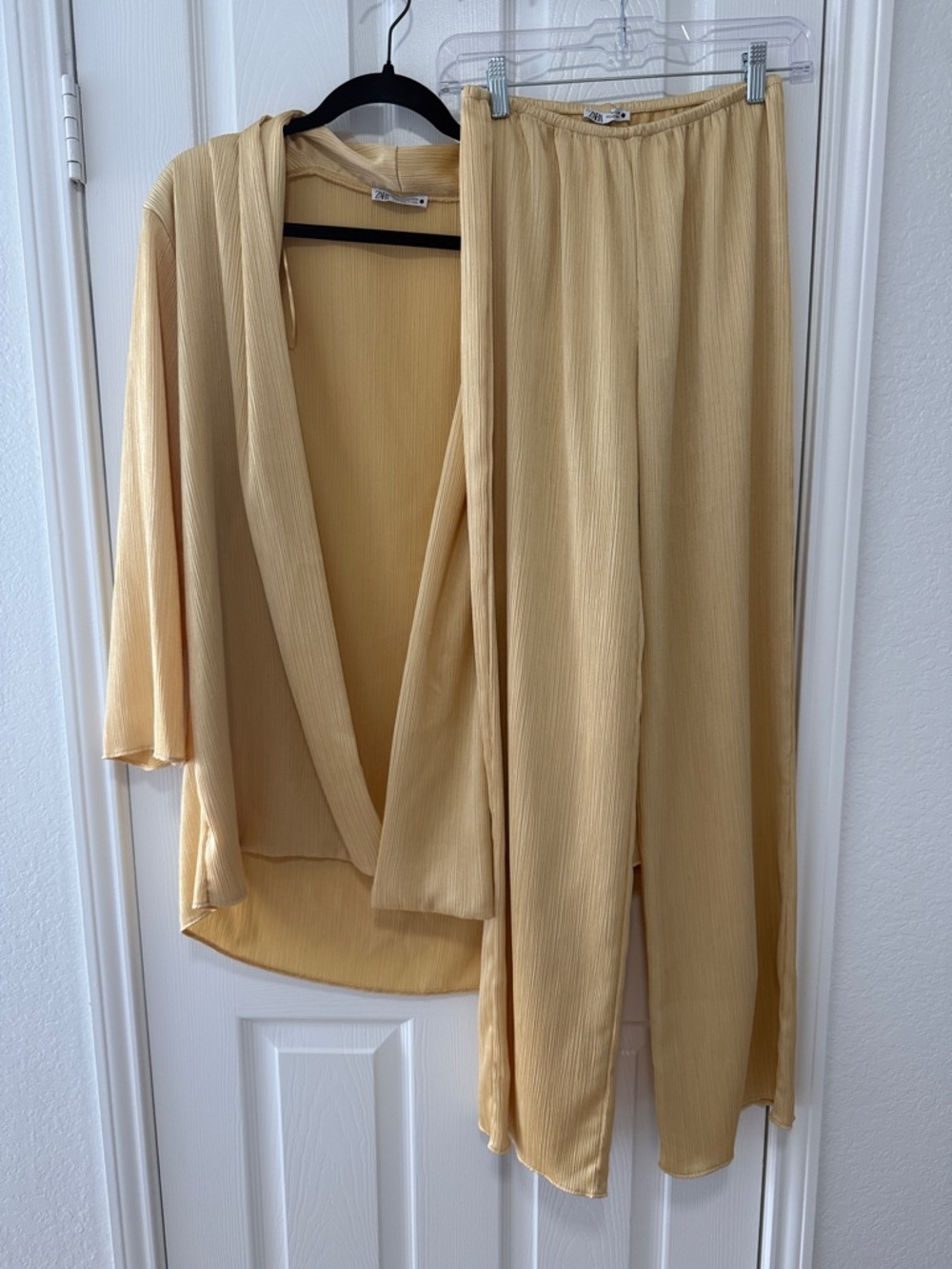 EUC ZARA YELLOW GOLD TEXTURED 2 PIECE SET  (PANTS SIZE SMALL + TOP SIZE XS)